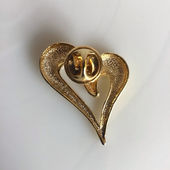 Vintage Gold Brooch with Asymmetrical Heart Design - Picture 3 of 3